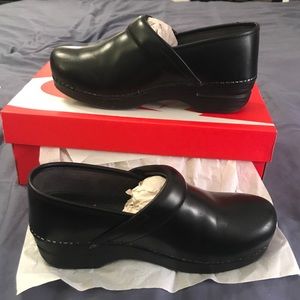 Dansko Pro XP Clogs - Black